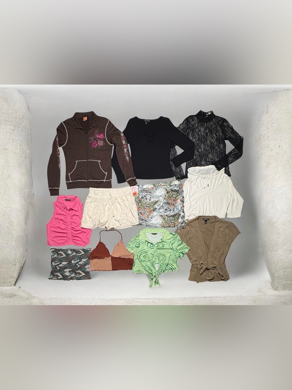 bundle of 16 - Women’s XL clothing Y2K, VTG, modern, trendy - tops & bottoms